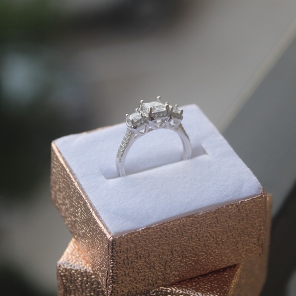 White CZ women’s silver ring - Picture 3 of 6